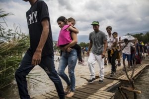 Des réfugiés et des migrants vénézuéliens traversent la frontière pour se rendre à Cucuta, en Colombie. © HCR/Vincent Tremeau