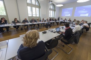 Der Runde Tisch der Konferenz der Kantonalen Sozialdirektorinnen und Sozialdirektoren (SODK) waehren der Sitzung fuer die Opfer von fuersorgerischen Zwangsmassnahmen am Dienstag, 1. Juli 2014 in Bern. (KEYSTONE/Lukas Lehmann)