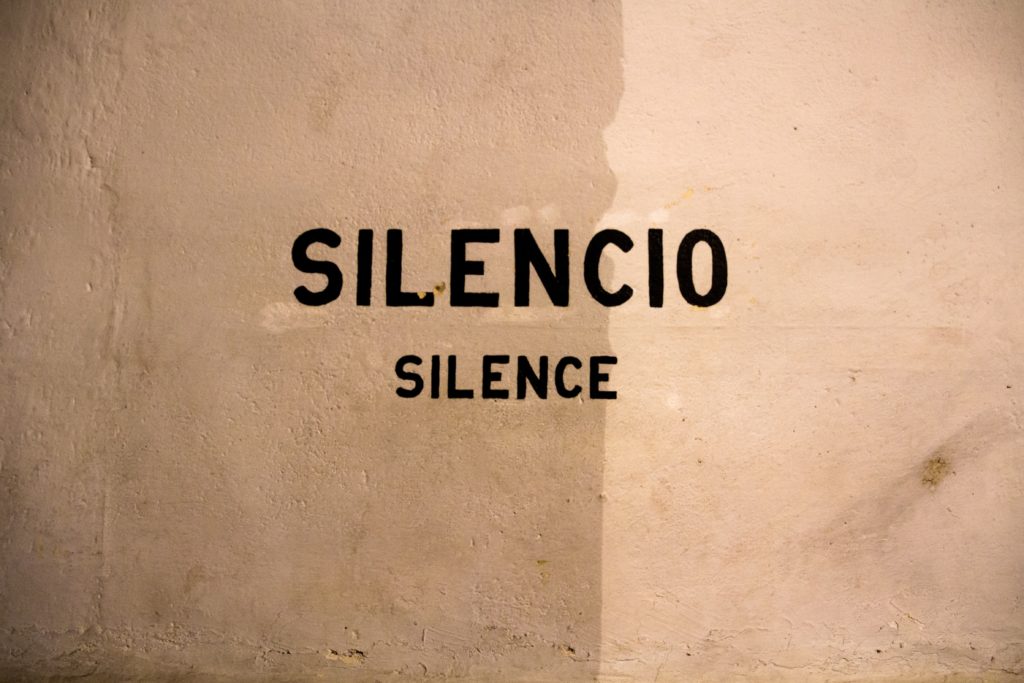 mur avec écrit "silence"