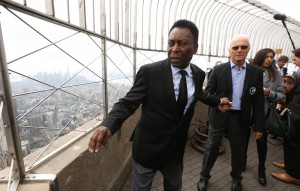 epa04709515 Former New York Cosmos players Pele (L) and Franz Beckenbauer (2-L) at The Empire State Building in New York, New York USA, 17 April 2015. The Empire State Building will be lit up in New York Cosmos green to mark the launch the new 2015 soccer season. EPA/ANDREW GOMBERT