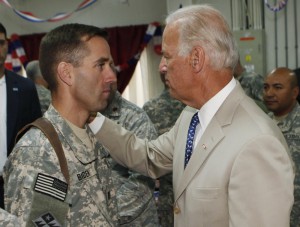 Joe Biden et son fils Beau à Camp Victory dans la banlieue de Bagdad à l'occasion du 4 juillet 2009. Beau Biden était alors déployé en tant que capitaine de l'armée américaine AP/Keystone Photo/Khalid Mohammed, Pool)