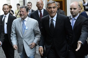 Chalres Adams à gauche à côté de l'acteur George Clooney lors d'un gala en 2012 en faveur de la campagne de Barack Obama