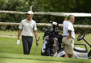Le président Barack Obama jouant au golf avec son ami Robert Wolf à Martha's Vineyard. (AP Photo/Steven Senne)
