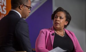 La ministre de la Justice Loretta Lynch s'explique lors d'une conférence à Aspen, (AP Photo/Jordan Curet)