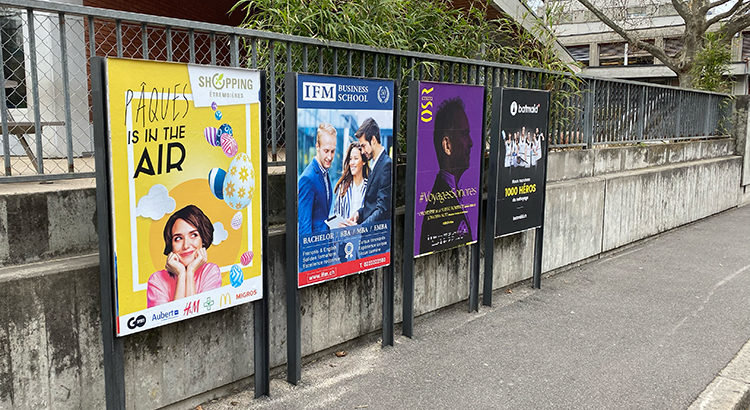 Quatre publicités dans les rues de Genève