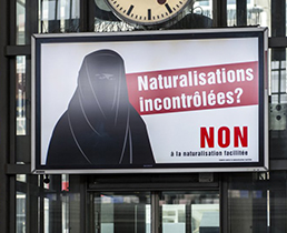 Publicité UDC sur les naturalisations, illustrées par une femme voilée