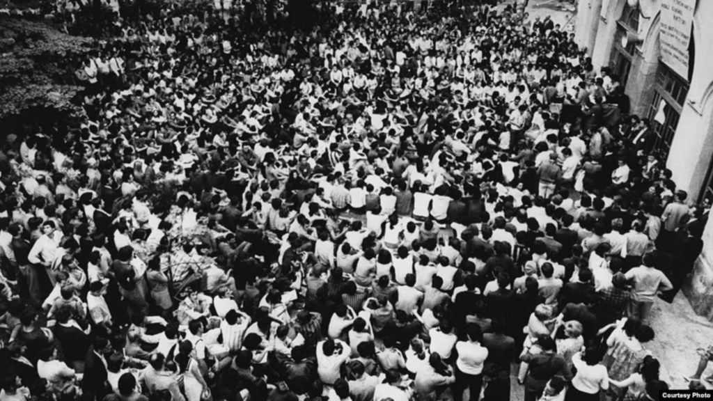 Des étudiants occupant le rectorat de Belgrade. Source : Radio Free Europe / Radio Liberty