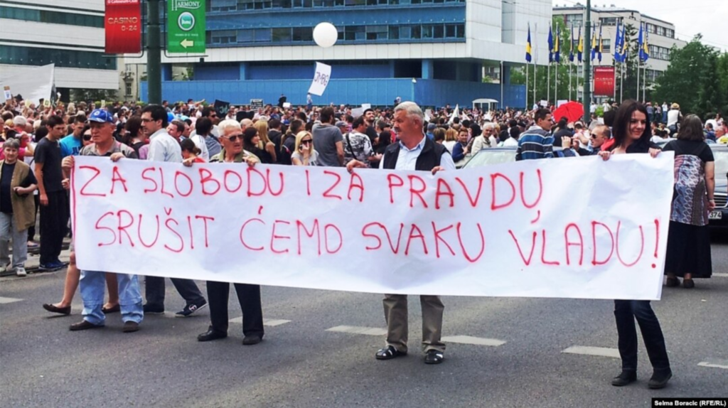 « Bebolucija » à Sarajevo. Sur la banderole : « Pour la liberté et la justice, nous renversons chaque gouvernement ! ». Crédits : Selma Boračić (Radio Free Europe / Radio Liberty)