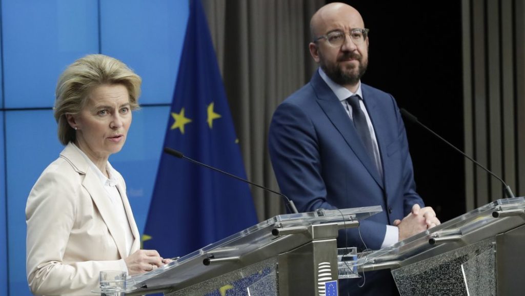 La présidente de la Commission européenne, Ursula von der Leyen, et celui du Conseil européen, Charles Michel, après leur rencontre avec le président Erdogan, le 9 mars 2020. (Olivier Hoslet - EPA/Keystone)