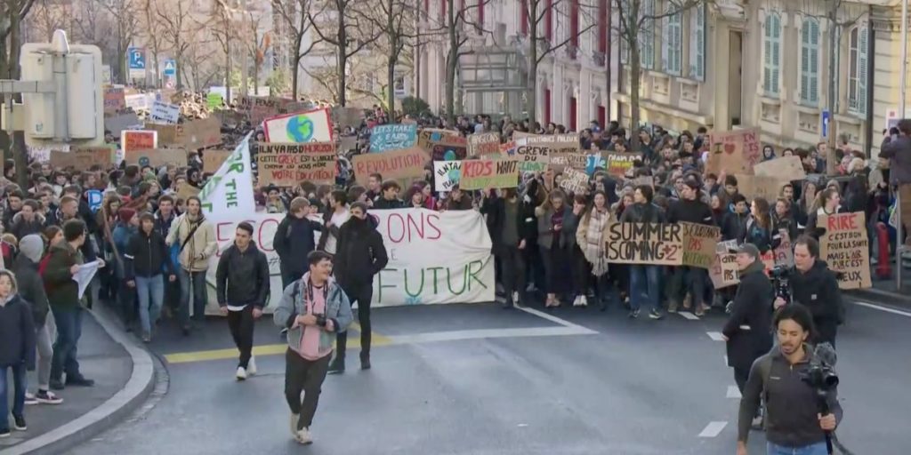 Les jeunes en grève pour le climat dans les rues de Lausanne